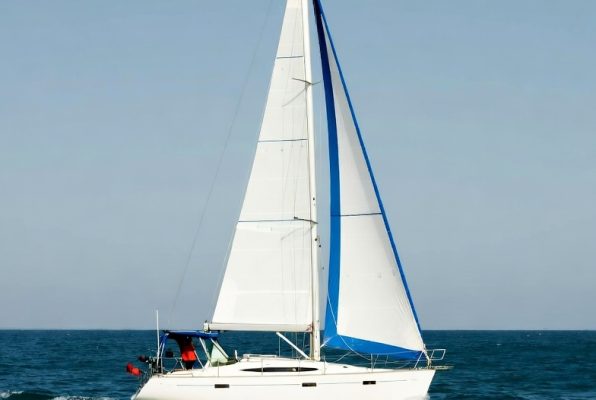 Yate Montovelero color blanco en la playa